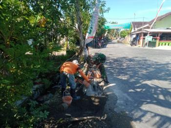 Bangun Tanggul, Satgas TMMD Bojonegoro Bersama Warga Percepat Adukan Semen
